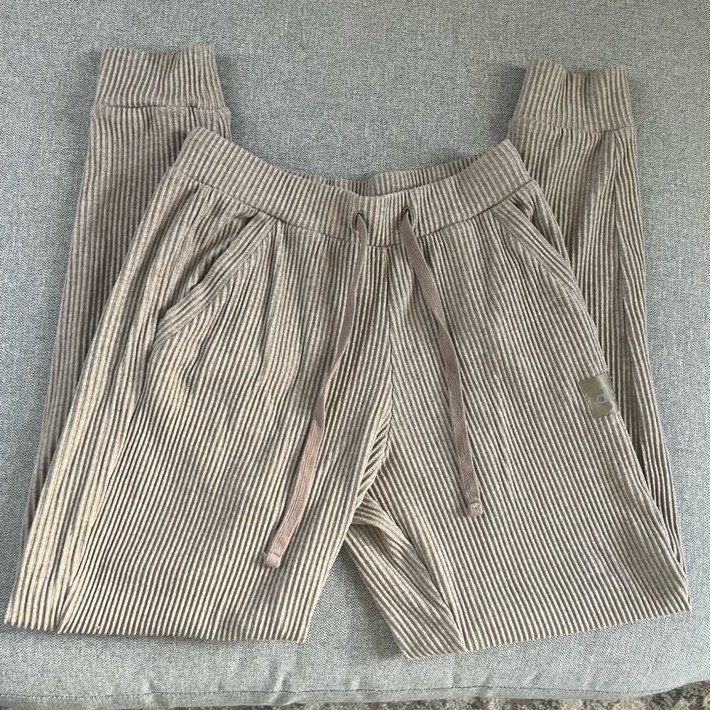 Alo muse sweatpants. Gravel heather color. Size small.